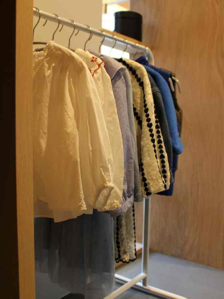 I bought a clothes rack for children at IKEA. I was looking for a low clothes rack so that my 4-year-old daughter could manage her own clothes, and I found one at IKEA that was just the right height and was on sale at a reasonable price, so I bought it immediately. The hangers are compatible with sizes 60 to 120 and can be used for a long time, so I recommend it.

#Closet #クローゼット収納 #ハンガー #ハンガーラック #服収納 #服の整理 #子供服 #子供 #キッズ #キッズ収納 #ベビー用品 #ベビーワードローブ