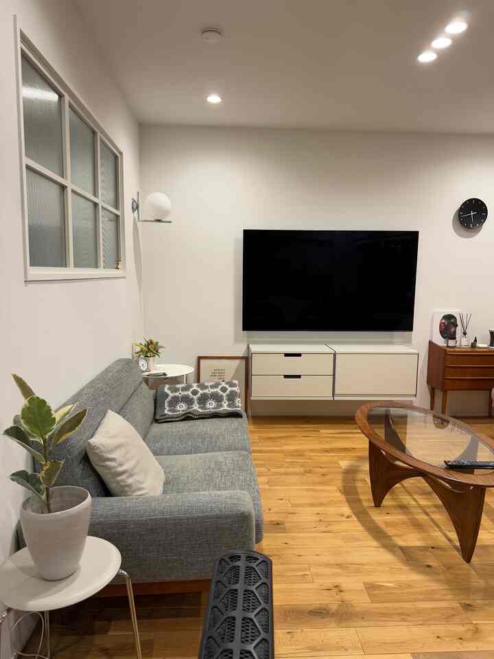 リビングルーム。
テレビキャビネットはvitsoeヴィツゥです。
シンプルでスッキリデザインがお気に入りです。


#vitsoe
#vitsoe TVキャビネット
#G-PLANオーバルガラステーブル
#pfsソファ
#FLOS
#ドットスツール
#北欧インテリア
#北欧ヴィンテージ家具
#Panasonic室内窓
#フローリングオーク
#デロンギオイルヒーター
#フィンユール壁掛け時計