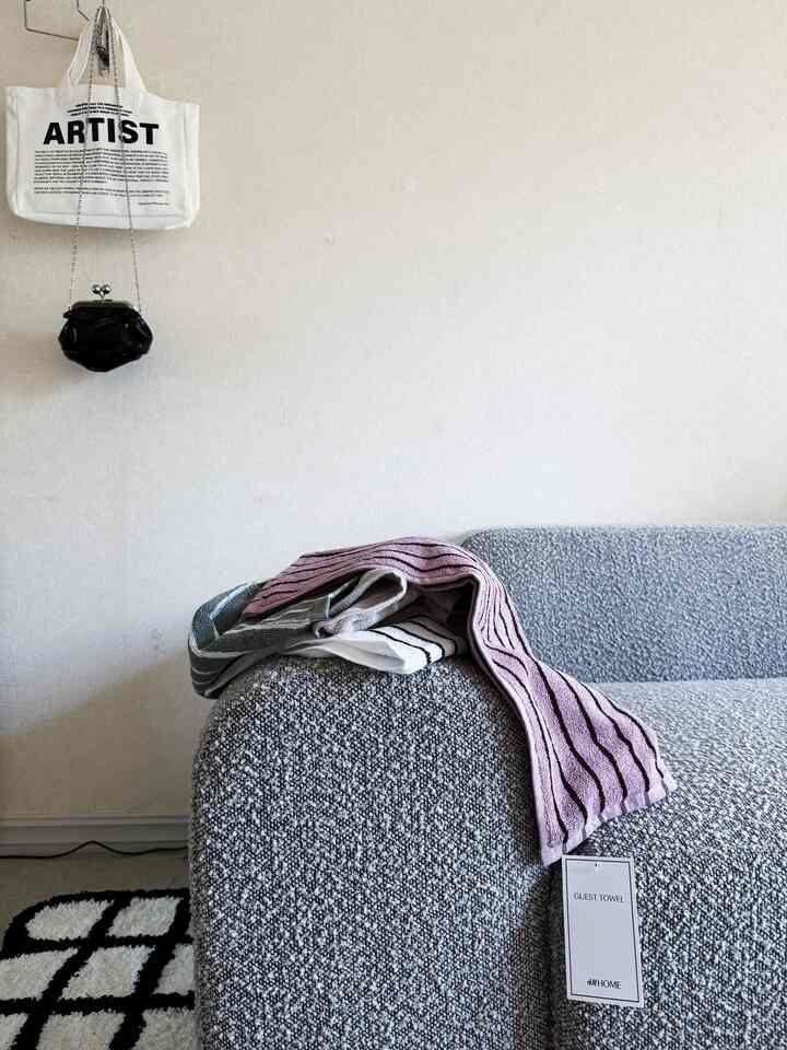
Saya mendapatkan handuk bergaris yang saya sukai pada pandangan pertama di H&M Home ☺︎
Di rumah saya, saya senang menambahkan warna pada dasar interior monokromatik.

Saya membeli handuk dalam semua warna dan ingin menambahkan warna favorit saya, tetapi semuanya sudah habis terjual.
Warna merah muda dan hijau itu lucu.
Aku penasaran apakah mereka akan menjualnya kembali 💭
Beige masih ada stok!




#hmhome #Koreaninterior #韓国インテリア #無機質インテリア #シンプルインテリア #モノトーンインテリア #シンプルなインテリア #差し色 #インテリア #インテリア配色 #海外インテリア #インテリア小物 #インテリア配色