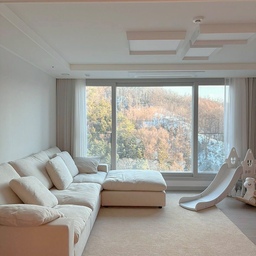 뷰가 다한 집..🏠🕊️
멍하니 숲을 바라보고 있으면 멍때리게 되고 힐링도 되는 우리집에서 가장 좋아하는 공간..🤍🤍🤍🤍
쇼파는 까미나르 제품으로 
디자인은 물론 내장재와 사용감 모두 다 만족하는 제품입니다.✌🏼
#집꾸미기 #거실 #거실꾸미기 #쇼파 #쇼파추천 #패브릭쇼파 #까미나르 #거실뷰 #집스타그램 #집 #오늘의집 #인테리어 #홈 #집인테리어 