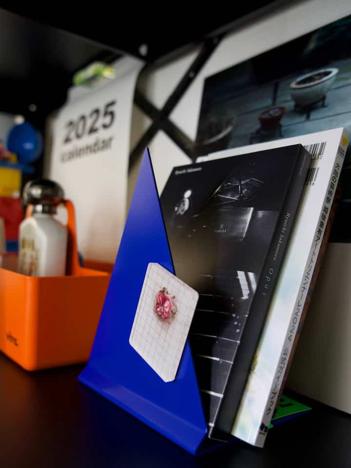 あ〜この青色の本立て最高🟦

#Ohouseshopping #bookend #本立て #bookstand #triangle #blue #マグネット #カラフルなインテリア 