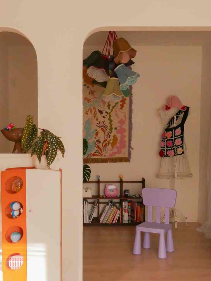 多彩な照明と子供用家具が配置された、遊び心あふれるカラフルなプレイルーム