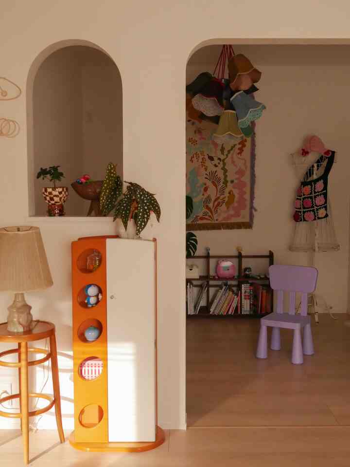 リビングの一角にある娘のスペースを片付け🧹

おもちゃ棚を全部子供部屋に移動して、飾り棚として使っていた棚を本&おもちゃ用に🧸
あとは見えないところにキッズデスクが置いてあります🙆‍♀️

おもちゃ減らしたおかげで片付けが最高に楽🥹✨

#建売住宅 #建売 #カラフルインテリア #子供部屋 #キッズルーム 
