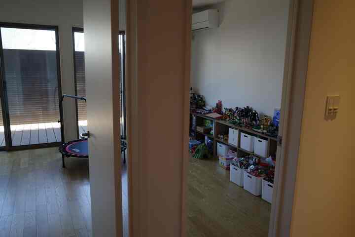 おもちゃだらけの子供部屋
ジャンルの違うおもちゃを組み合わせて、彼らにしかわからない独自の世界で遊んでる様子を見ると、まぁ、ええか…と思ってしまう親バカです

#子供部屋家具 #子供部屋小物 #子供部屋収納 