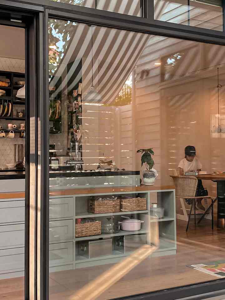 中庭から見たキッチン。
#中庭　#アイランドキッチン #ダイニングインテリア 