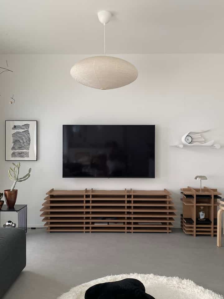 TUUKのlayerとgrid。
高さと奥行きが少し違うので、並べた時に空間にメリハリができてお気に入り。
モノトーンな空間に茶系が入ると温かみが出て、より理想のイメージに近づきました✨
個人的には木ではなくダンボールなのが気になってたのですが、結果的にどんな木の素材とも合わせやすくて良かった！しかも軽いのでより◎

#TUUK #tv #テレビ台 #テレビボード #ディスプレイラック #モノトーンインテリア #韓国インテリア #Ohouseshopping