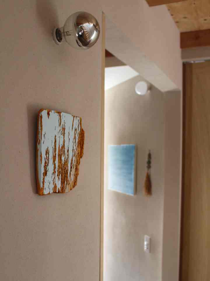 I bought a wall-hanging objet d'art at the Esme Tena Shop in Osaka. It's an objet d'art made from colored driftwood that washed up on the coast of Kagawa Prefecture. Each one is unique, with a different shape and color, which was very interesting. Apparently the colors were commissioned by the shop owner. It's really lovely.

#Entrance #玄関飾り #玄関入口 #玄関照明 #エントランス #廊下 #オブジェ #壁掛け #ブラケットライト