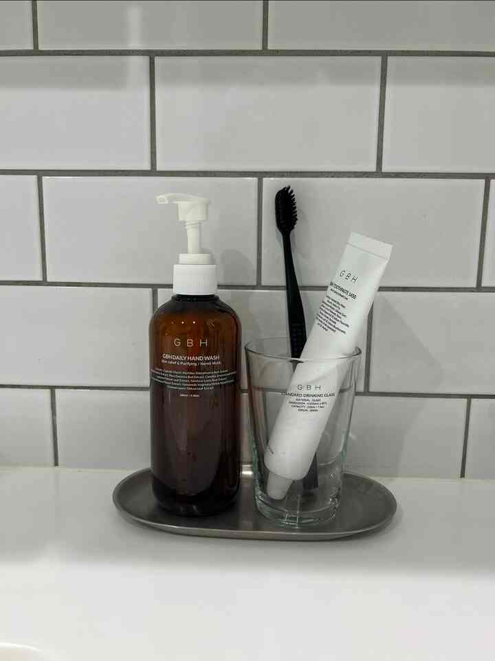 サニタリールーム
ユニトレーは戦後の日本でモダンデザインの礎を築いた巨匠渡辺 力氏がデザインしたテーブルトレーです。使い勝手が良くマットな質感もかっこいいです。わが家では洗面所以外リビングでメガネ置きにも使用しています。



#ユニトレー
#Uni-Tray
#Riki Martian
#GBHハンドソープ
#GBH歯磨き＆歯ブラシ
#GBHグラス
#アイカスタイリッシュカウンター
#サブウェイタイル