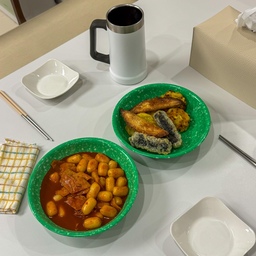 #오홈스토랑 분식은 역시 분식집 그릇에다가 담아야 제맛이죠 😋
새집에 이사하면서 그릇을 몇가지 구매했는데 그중 하나가 분식집 그릇이에요.
이사전에는 떡볶이를 해먹어도 매번 그냥 후라이팬에 그대로 먹거나 안 예쁜 그릇에 담아 먹어서 아쉬웠거든요🥹
제 최애 떡볶이 석관동 떡볶이랑 튀김을 담으니 감성 제대로👍
맛도 더 있는 것 같아요 😋
#내돈내산 #예쁜템최고야 #분식집그릇 #분식 #떡볶이 #튀김 #석관동떡볶이 #맞팔 #식탁 #6인용식탁 #토요일 #예쁜그릇 #예쁜접시 #주말일상 #오늘의우리집 #오늘장면한컷 #콘스프기록 #맞팔