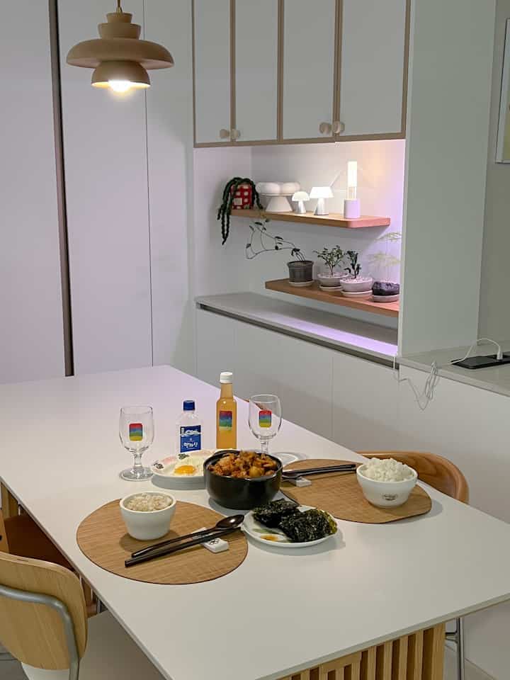 #오홈스토랑

I put in leeks that I grew myself (actually I just added them as a side dish?)
I made kimchi stew with meat🔥👀

I bought leeks, cleaned them, cut off the roots, and
grew them hydroponically. They grew so big in just 2 weeks💚

I think leeks are really easy to grow!!ㅋㅋ
Let's grow them together🫶

#CornSoupRecord #대파키우기 #김치찜 #김치찌개 #홈스토랑 #한식 #저녁메뉴 #뚝배기 #플레이팅 #집밥 #집밥요리 #집밥메뉴 #다이닝테이블 #다이닝식탁 #다이닝룸 #선반인테리어 #우드선반 #무지주선반 #조명존 #식물존 #우드식탁 #원목식탁 #식탁등 #식탁조명