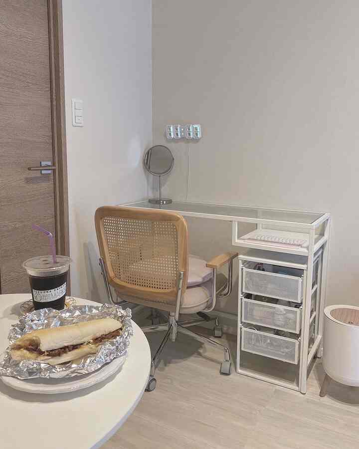 白と木目調の調和した6畳コンパクトな部屋、ホームオフィスと小さなダイニングテーブルを配した雰囲気のあるインテリア