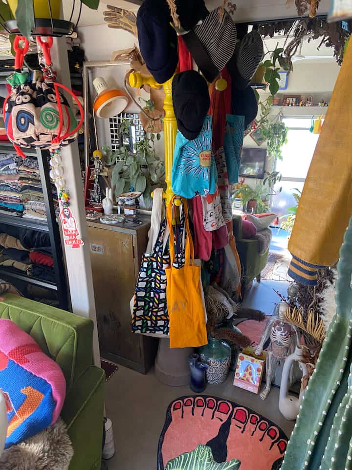 ヴィンテージやDIY多めなミラー周りでは、最近ものが増えて雑多感が増しました◎
中でも塗装&アレンジしたポールハンガーが存在感を放っています。
#ミッドセンチュリー #昭和レトロ #ヴィンテージ
#観葉植物 #グリーンインテリア #多国籍インテリア
#ミラーインテリア #オープンシェルフ 