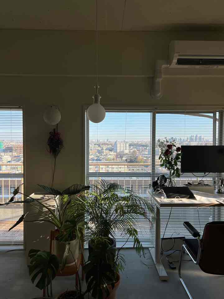 The angle of the morning sun has changed🙏

#renovation #interiordesign #interiorstylists #interiordecor 
#vintagefurniture #海外インテリア #リノベーションマンション #ヴィンテージインテリア #ヴィンテージ家具 #ミッドセンチュリー家具 #モダンインテリア #モダンリビング #モダン住宅 #整理収納 #見せる収納 #暮らしの記録 #シンプ living #日々の暮らしを楽しむ #くらしを楽しむ #部屋作り #部屋紹介