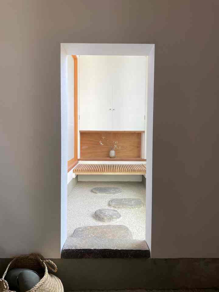 A dirt floor with morning light coming in 🌞

#Doma #リノベーション #renovation #玄関 #玄関ホール #和風 #和風インテリア