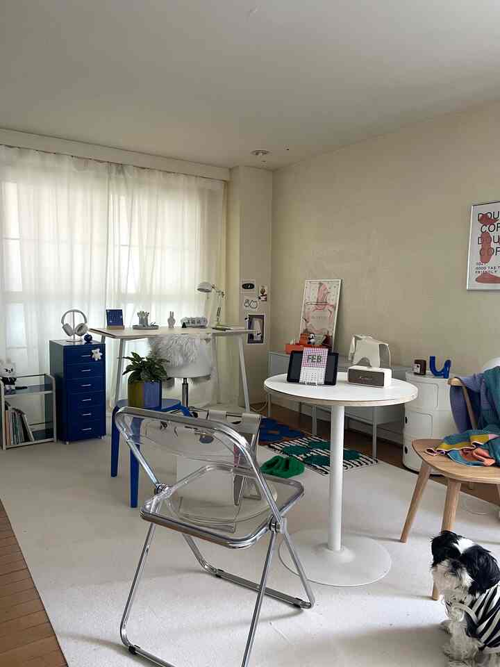 最近はデスク周りのアイテムをあれこれ悩みながら買い足してます。
居心地の良いインテリア目指して、自分のペースでゆっくり楽しんでます。
#1DK #2人暮らし #インテリア #インテリア小物 #北欧インテリア #カラフルなインテリア #韓国インテリア #ミッドセンチュリー #IKEA #IKEA棚 #vitra #BauhausJapan #犬がいる暮らし 