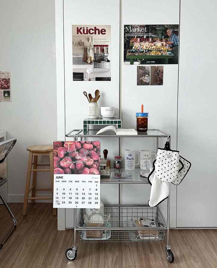 着実に飾られた空間。 IKEAデスクにぴったり合うあの空間でたくさんの思い出を作ったんだ。  #방인테리어 #책상 #책상인테리어 #책상정리 #책상의자 #오늘의집 #roomtour #roomdecor #desksetup #desktour #deskdecor {11# 