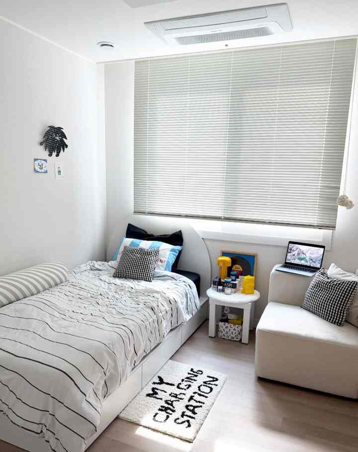 #침실스타일링 #아이방 #초등학생방
Bedroom of a ten-year-old child
A separate study room in the bedroom for complete rest
When the child goes to school, I often turn on music and lie down there