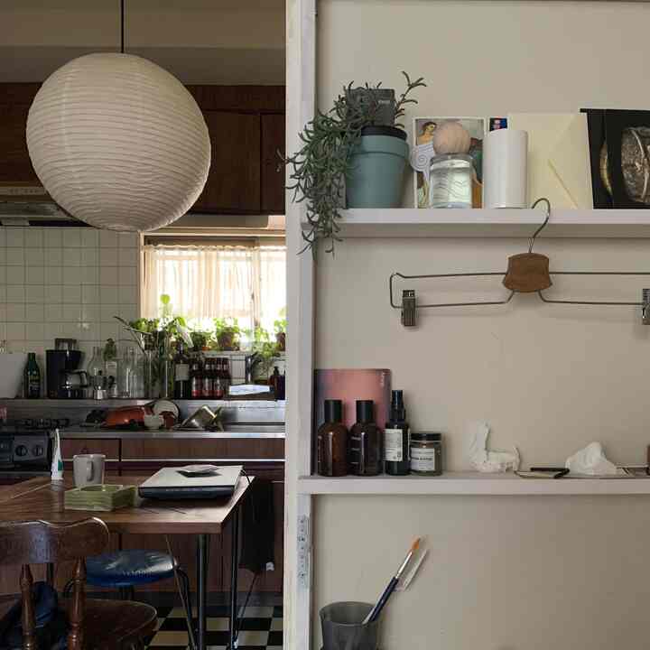 ベージュの壁とブラウンの家具が配置されたナチュラルなキッチンとダイニングの雰囲気のあるインテリア