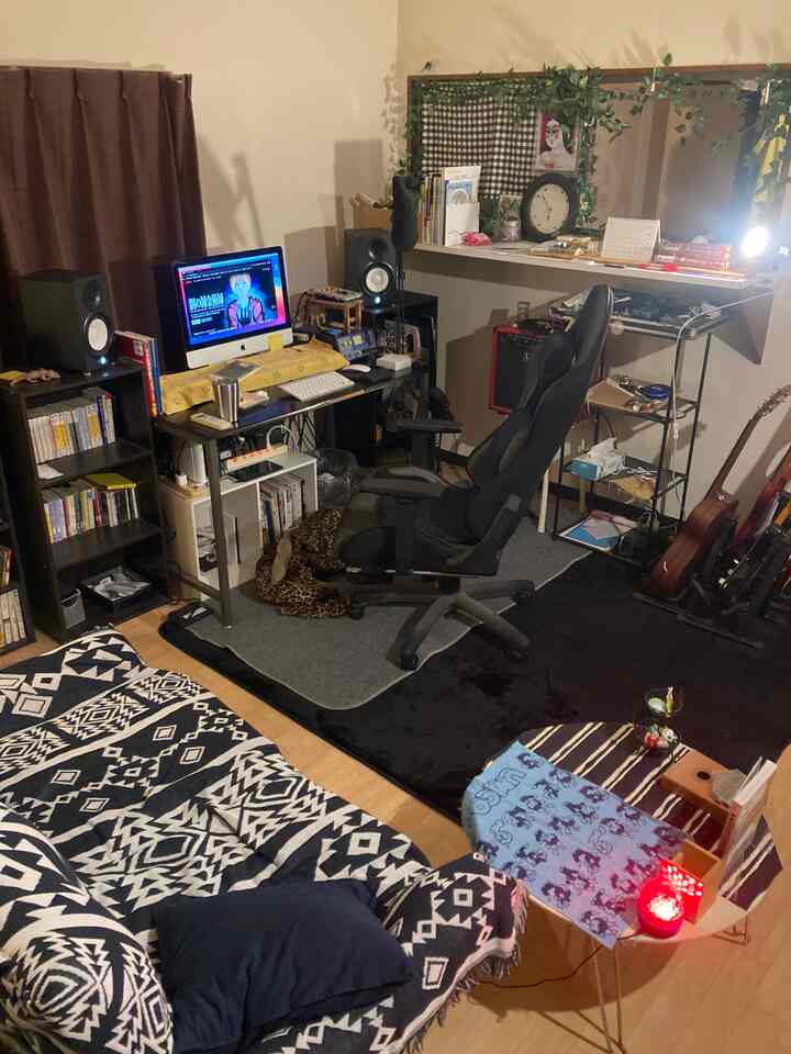 Home/Studio

#Studio #音楽 #ソファ #ミニテーブル #間接照明 #照明インテリア #パソコンチェア #パソコンデスク #ギター #2人掛けソファ #スピーカー #1DK #iMac #ラグカーペット #カーペット #ゲーミングチェア #時計