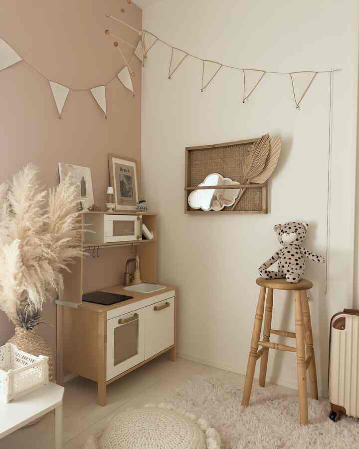 娘部屋🩰

IKEAのキッチンは取っての色をスプレーで変えています🎪
だいぶお姉さんになったし、思い出詰まったキッチンだけどそろそろ手放す時期かなぁ🥹

#IKEAキッチン　#kidsroom #子供部屋