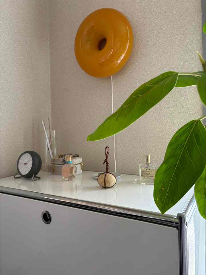 現在のダイニングのキャビネット上。
娘が手を伸ばせるようになってきたから物は少なめ。
もっと可愛いアイテム沢山並べたい！

#関守石
#インテリア #北欧インテリア #インテリア雑貨 #二人暮らしインテリア #2人暮らし
#3dk賃貸 #3人暮らし #DIY #部屋紹介 #ルームツアー #ホテルライク #韓国インテリア #ナチュラルインテリア #観葉植物 #賃貸インテリア #3dk #団地 #和室 #築古 #築古賃貸