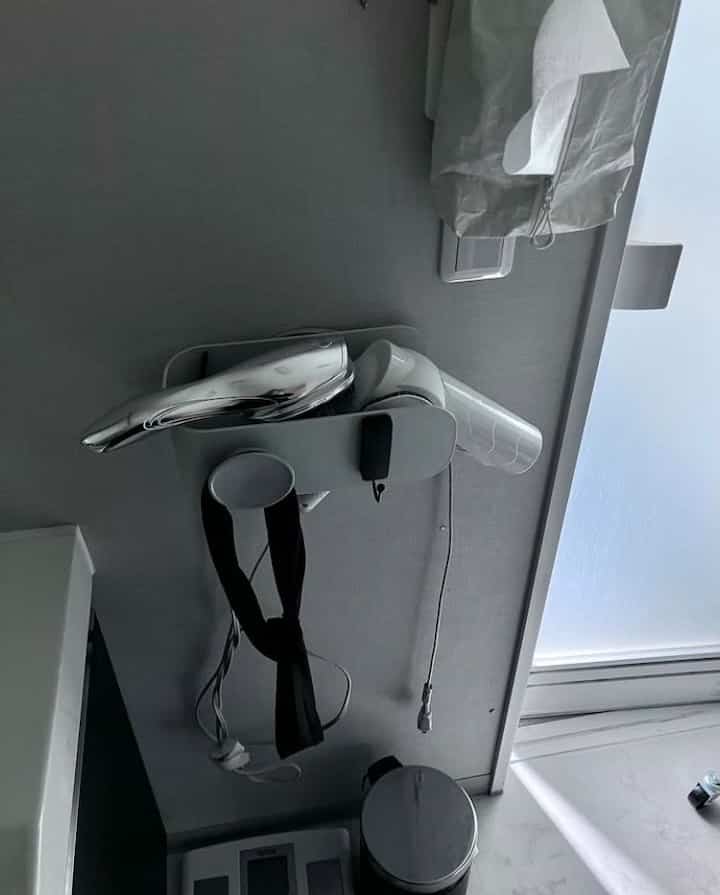 ランドリールーム
備え付けのカラフルなカラーがすごく目立ってるのが嫌でマグネット式のものをつけてみた
カラフルカラーも隠せて毎日使うものを収納せずワンタッチで使えるようになってすごく快適に
#ランドリールーム #diy #マグネット #包丁スタンド　#洗面所　#IKEA #DULTON #無印良品 #シンプルなインテリア #シンプルなインテリア #無機質　#無機質インテリア　
