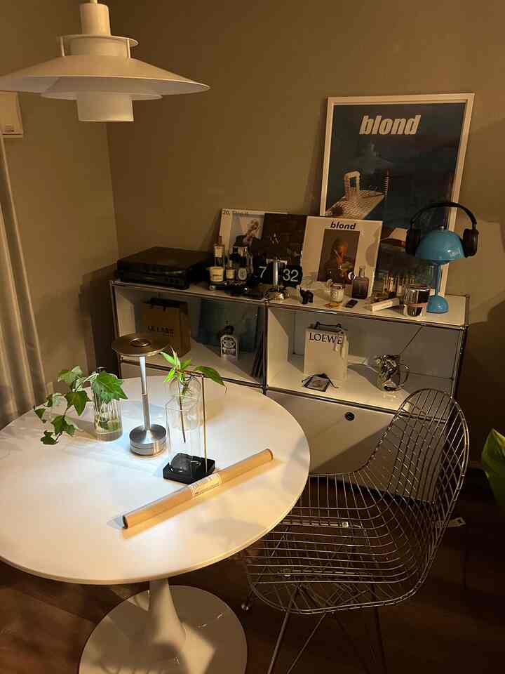 ホワイトとシルバートーンの狭い部屋に、丸いダイニングテーブルとワイヤーチェアが配置された韓国風カフェスタイルのインテリア