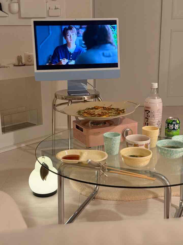 Saat saya lelah bekerja dan tidak ingin memasak apa pun, saya biasanya membuat chijimi di atas hot plate dan minum makgeolli 🫰🤍

#Interior Korea #食卓