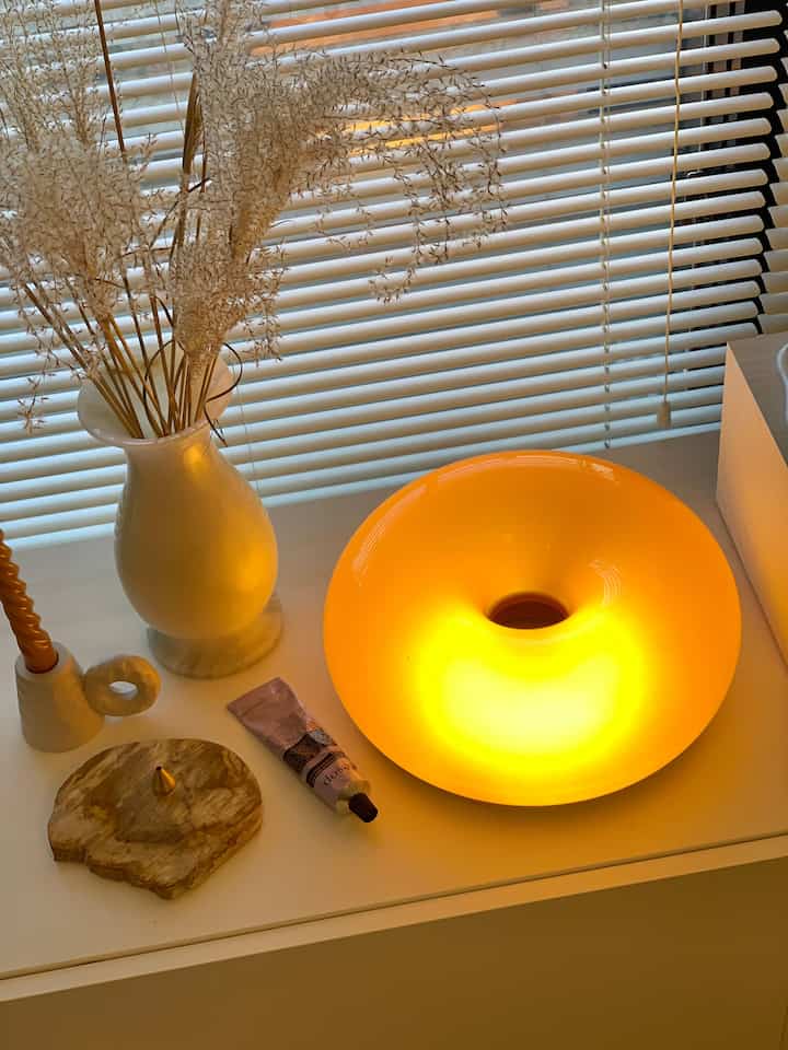 何度も載せているIKEAのドーナツランプ🍩
曇りの日には昼間でも明かりをともして
癒されてます🌿

#IKEA #VARMBLIXT #ドーナツランプ #間接照明 #IKEA間接照明 #賃貸マンション #2人暮らし 