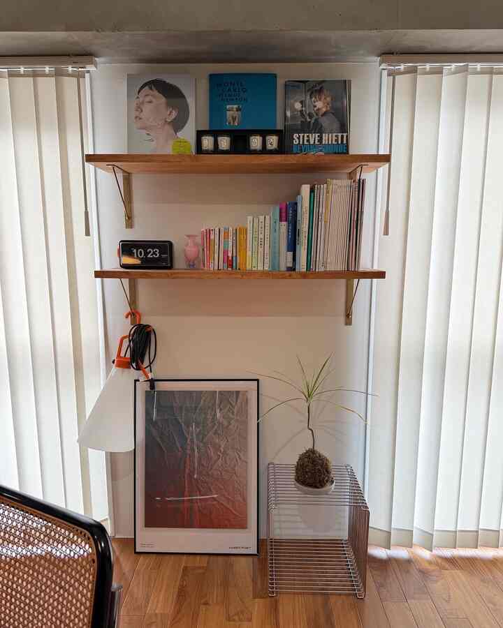 リビングの飾り棚

#midcentury
#renovation
#vintageinterior
#ミッドセンチュリーモダン
#中古マンションリノベーション
#リノベーション
#ヴィンテージインテリア
#北欧家具
#北欧インテリア
#montana #ワイヤーシェルフ
#チェスカチェア  #knoll
#アートポスター
#flos #mayday