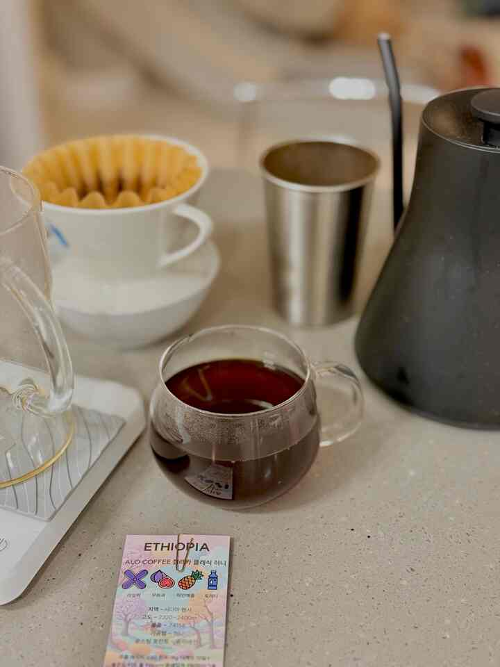 ＃かわいいテム

香り豊かなコーヒー1杯で一日を開く時間、ホームカフェの楽しみを盛り込んでみました。

普段はハリオドリップセットを使って軽くブルーイングコーヒーを楽しんでいますが、時にはもう少し特別な気分を出したいときにブルーボトルドリップセットを取り出します。

このセットを使えば、まるでブルーボトルカフェでコーヒーを下ろして飲むような気がします。すっきりとしたデザインに感性まで加わり、さらに素敵なコーヒータイムが完成します。

自宅でコーヒーを飲むときに最も重要なのは、やはり良い豆と丁寧に下る過程です。

今回使用した豆はエチオピア酸で、果物の香りがほのかに広がり、甘い余韻が残るのが特徴です。コーヒーを下げるときに広がる香りから一口寄りになったときに感じられる柔らかな質感まで、すべての瞬間が癒しになる気分です。

ホームカフェを飾ると、どんなコーヒーを下げてもさらに高級に楽しめるので満足感が大きいです。

全自動マシンからハンドドリップまで、気分に応じてコーヒースタイルを変えることができるのもまた一つの魅力！良い道具と豆が一緒になれば、自宅でもカフェに劣らないコーヒーを楽しめます。

今日も香り豊かな一杯のコーヒーでゆったりとお過ごしください。

＃ホームカフェ＃ドリップコーヒー＃ブルーボトルドリッパー＃ブルーイングコーヒー＃コーヒーライフ＃ハンドドリップ＃エチオピア豆＃スペシャルティーコーヒー 