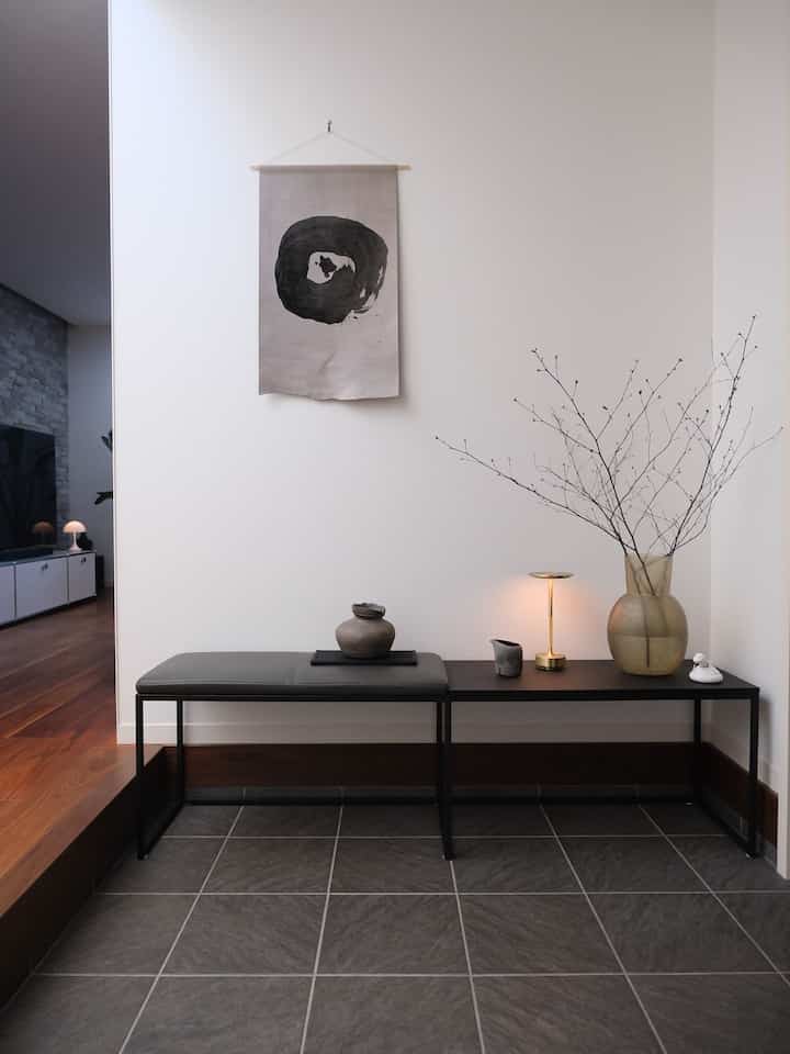 Japanese modern entrance
#Japanese modern #余白のある暮らし
#Entrance interior #玄関
#Ceramics #黒文字 #間接照明
#Entrance bench #アイアン手摺
#interiordesign #interior
