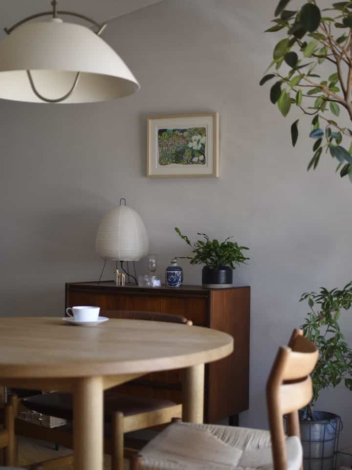 I bought a painting by Tsugumi Okubo and put it on display ✳️ It brightens up the atmosphere of the room and makes me feel like it's spring
#painting #roundtable #ラウンドテーブル #ビンテージ