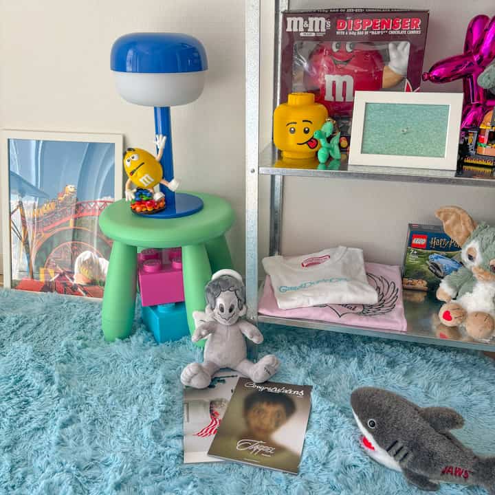 パステルブルーのシャギーラグの上にカラフルなおもちゃとオブジェが配置された1LDKの韓国風インテリア