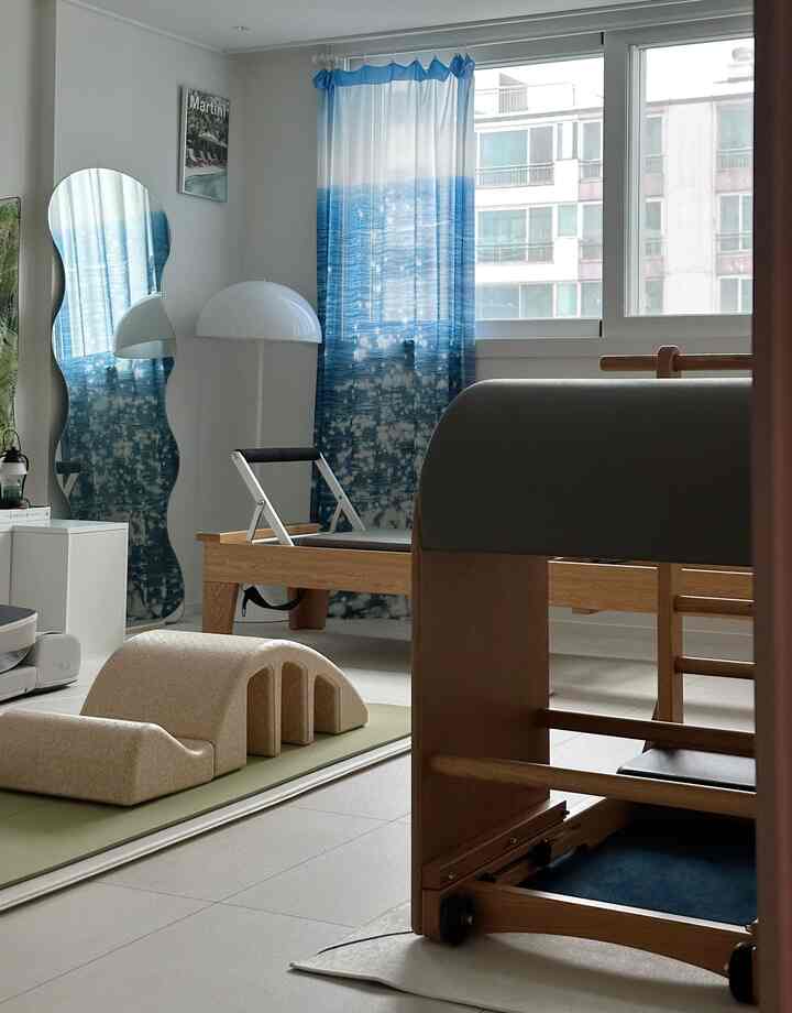 ＃私たちの趣味 

私の家でお部屋の次に大きな部屋であるホームジムですよ🤍システムエアコンの不在で書斎やセカンドベッドルームでは活用が難しくてどう活用するかといつも心の中だけにあったフィルテルームロマンを実現しました！

良い機会でリフォーマーとバレルを安くニンジンにしてください。
細かいホームト用品を満たしてくれたらかなりそんなに安くなりました🫢

実は運動をそんなに頑張らないけど🥲
それでもこのようにしておくと、良心に刺されても少しずつ利用回数（？）を増やすと思います🤣


#フィルテルーム
