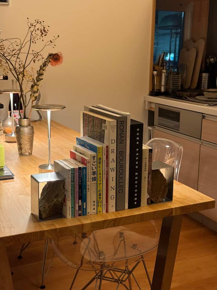 ブックエンドを購入
40,000円弱と、ちょっとお高いですが、、、
理想のデザインで大満足です🪨

#インテリア #一人暮らし #ルームツアー #1LDK
#ブックエンド #ブックスタンド #アートブック