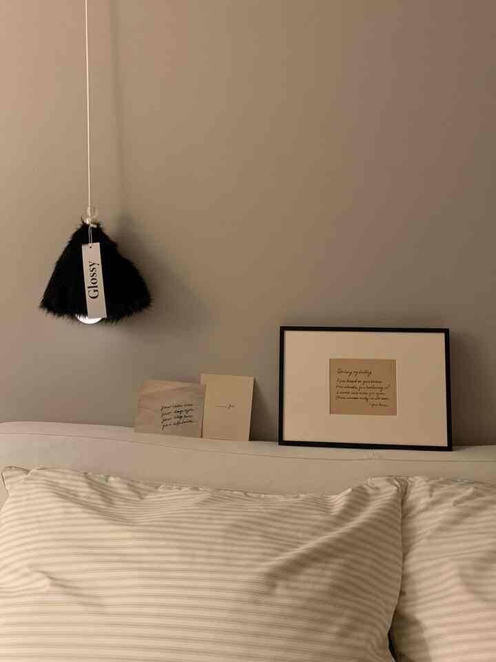 I bought a new picture frame, but I haven't decided where to put it yet, so I just put it on the bedside table ☺️

It's been a while since I posted about my bedroom 🧡

#Home decoration #신혼집인테리어 #신혼집 #집스타그램 #인테리어 #침실인테리어 #베이지인테리어 #화이트인테리어 #블랙앤화이트 #오늘의집 #침실 #침대 #액자 #침대추천 #액자인테리어 #일상 #소통 #좋반