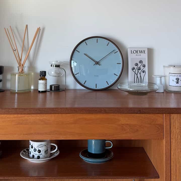 Display on the G-PLAN cabinet in the living room. I love scents, so I enjoy lining up diffusers and candles 🕯️

#Atelier de Balthus candles
#APOTHIA diffuser
#kinto aroma oil warmer
#Aesop aroma oil
#LOEWE perfume
#Arne Jacobsen watch
#Arabia vintage tableware
#Arabia
#Ao Nishimura glassware
#G-PLAN vintage cabinet
