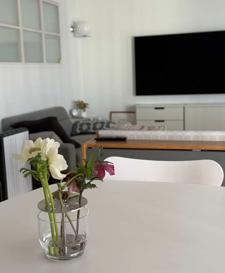 Living room/dining room.

Fritz Hansen's IKEBANA VASE is a stainless steel model. It's decorated with Christmas roses and anemones 🥀

#FritzHansen
#FRITZ HANSEN
#FRITZ HANSEN IKEBANAVASE
#SevenChair
#FritzHansenAnalog
#connect
#flos
#vitsoe
#DeLonghiOilHeater
#ApartmentRenovation
#ScandinavianInterior
