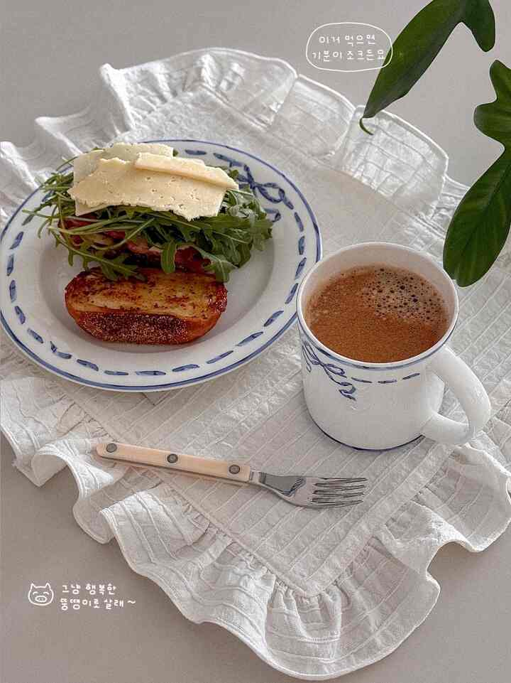 #ヌヌ 

ウェルカムギフトを受けた韓国陶器ブルーリボンプレートとマグ 
素朴なホームブランチ💙🎀
（私は、韓国の陶器のアンバサダーが戻ってきます🙈🙌）

最近1日1サンは無条件です。 
ルーコラの豊かな年から1日3サンになりました😇
グラドゥワンジョンダムマドリ

ウェルカムプレゼントまで贈る韓国陶器最高ヤット🫶
最初のコレクションもアンボクシングしてお見せしましょう🤍🤍

💙ブルーリボンコレクション@hankook_chinaware 

＃ホームブランチ＃韓国陶器＃プレーティング＃全粒サンドイッチ
＃ルコラサンディウィッチ＃ホームブランチメニュー＃ブレヴィルコーヒー 
＃朝のコーヒー＃今日の私たちの家＃コンスープ記録
＃ボウル＃ボウル収集家＃陶器＃陶器ボウル 
#homebrunch #coffee #plating #onthetable