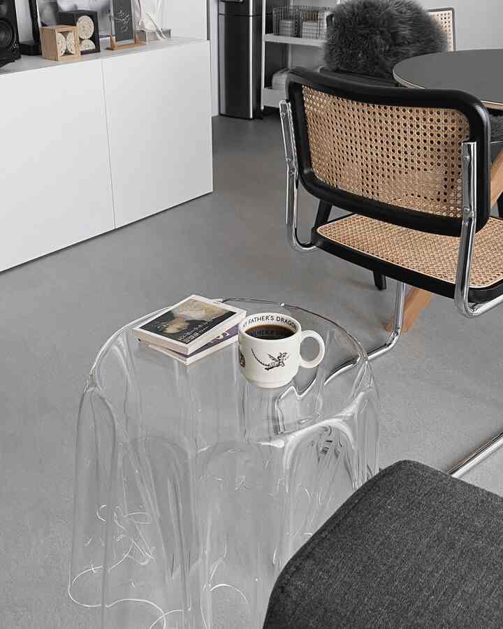 ソファに寝転んでコーヒー飲みながら本を読む時間が至福です📖

今さらアガサ・クリスティにハマっていて、それなら読んだことない名作家を読む機会にしようとエドガー・アラン・ポーの短編を。
昨日読み終わった『木挽町のあだ討ち』も良かった！みなさんの最近読んだ本ぜひ教えてください🤍

#サイドテーブル #クリアテーブル #リビングインテリア #コーヒー #マグカップ 