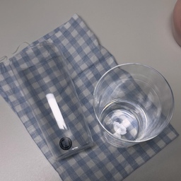 #우스하리잔 #맥주잔 #소비 #잘샀템
요즘 빠진 투명한 유리잔 
처음부터 #쇼토쿠 우스하리잔이 사고싶어서 고민하다가 
#도요사사키 우스하리잔으로 가성비있게 사용했는데
괜히, 욕심이 나는거 있죠? 
도요사사키도 충분히 림이 얇고 좋은데 
그럼 쇼토쿠는 얼마나 좋을까하고 
역시 고민은 괜히 중복투자🥲
처음부터 한방에 갔어야하는데 
택배열어보고 진짜 공기처럼 가볍고 
너무너무 얇아서 놀랐어요 
림부분이 너무너무 얇아서 마시는 느낌이
달라요달라 
가볍기는 너무 가벼워서 설거지할때 정말
아기다루듯 다뤄야할거같네요 
얇은 맥주잔 찾으신다면 쇼토쿠 우스하리잔
추천합니다 
아이스아메리카노 마시기에도 좋고 
맥주잔으로는
최고 