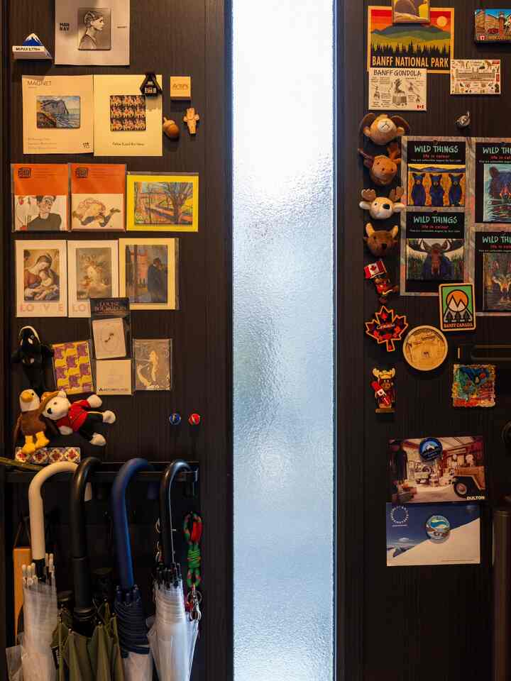 A door covered in magnets 🧲🚪

#Door #玄関 #マグネット #傘立て #お土産 #記念品