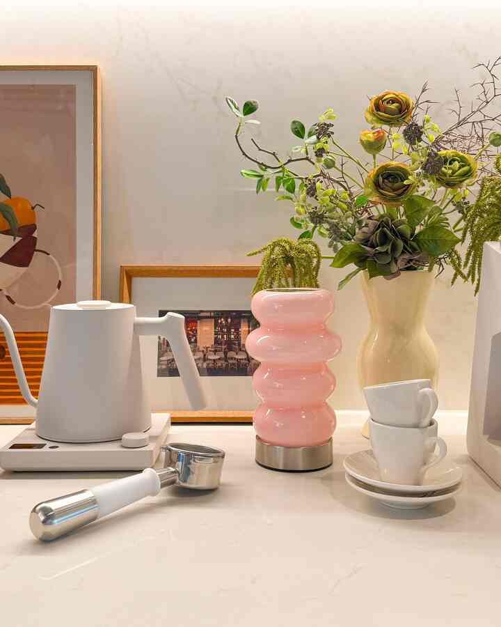 ホームカフェゾンにピンクのスプーン🩷🩷
柔らかいバブルカーブデザインのおかげでどこに置いてもオブジェになるバブルムードなど💡✨

特に無線なので空間の制約なしに家のあちこちに自由に置ける点が一番満足ですよ。
日中は照明をつけなくても、完璧なオブゼロ💗💗

✔️タッチひとつでON/OFF＆色温度調節
✔️電球色/朱白/朱色 - 好きな雰囲気に変身
✔️2段階から30段階まで明るさ調整可能
✔️完全ワイヤレス充電 - どこでも自由に利用可能


＃製品提供＃ホームカフェ＃ホームカフェゾーン＃ホームカフェ装飾＃ホームカフェインテリア＃ルミハウスホームカフェ＃ホームカフェインテリア小道具＃コーヒータイム＃homecafe＃coffeeathome＃homecafeinterior＃homecafezone