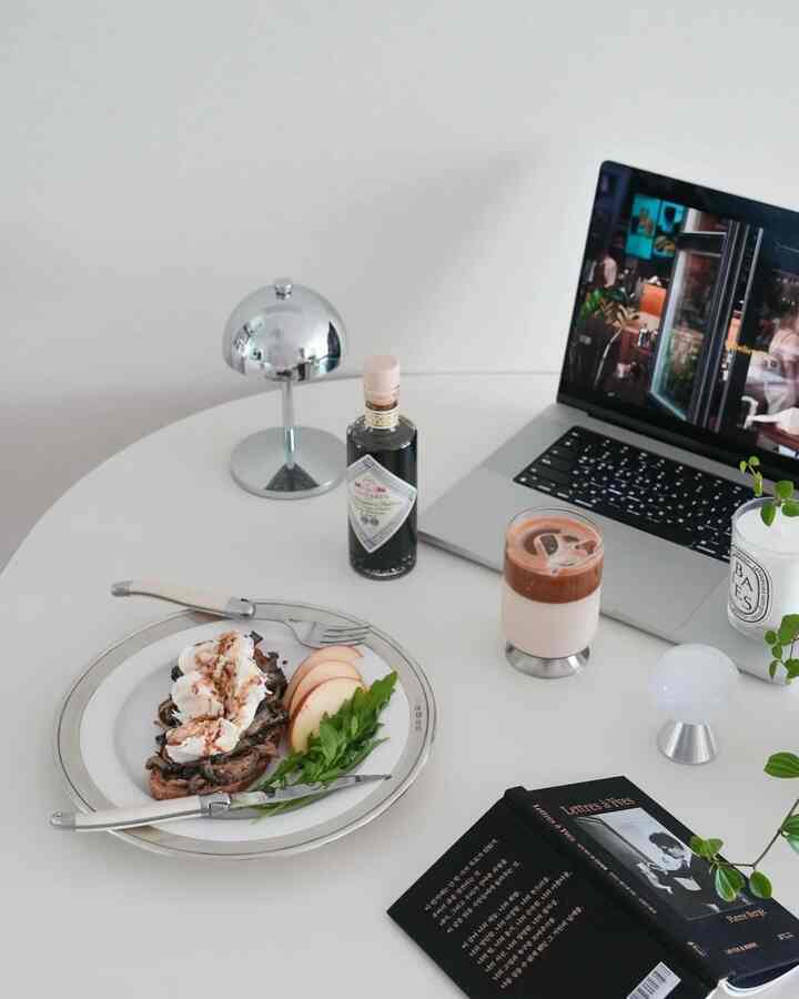 Roti panggang jamur, favoritku akhir-akhir ini🍄‍🟫
Roti gandum utuh panggang dengan jamur tumis
Sobek keju burrata dan taruh di atasnya lalu siram dengan minyak balsamic.
Rasanya seperti madu ketika Anda menggiling lada dan memakannya!


#OhHomeStoRang #홈메이드 #버섯토스트 #오픈샌드위치 #부라타치즈 #온더테이블 #플레이팅 #홈카페 #홈스타그램 #혼밥 #홈브런치 #코지타벨리니 #홈스타일링 