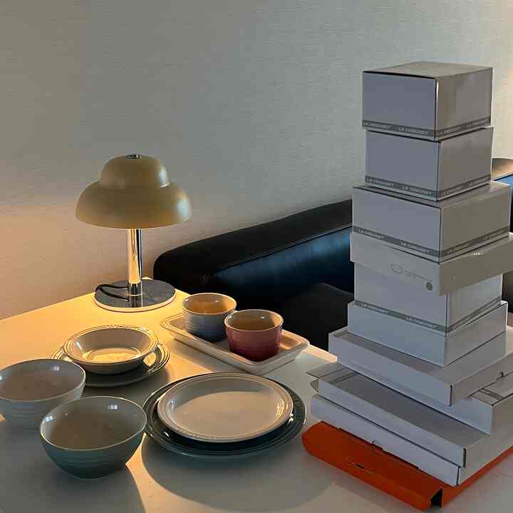 新婚ハウス飾ったある日、家の前に到着した宅配便ひとつ。

親情ママが送ってくれたルクルーゼ食器セットたち！
いっぱい入ってきた宅配の中の色一つ一つ悩んだ 
痕跡が目に見えて、幸せで胸がひどい日でした🤍

とにかくルクルーゼ食器で2人の家具セットを備えています。
とてもきつくてきれいに入れますね:) #lecreuset #주방인테리어 #주방식기 #그릇 #접시 #맞팔 #신혼집인테리어 #맞팔환영 