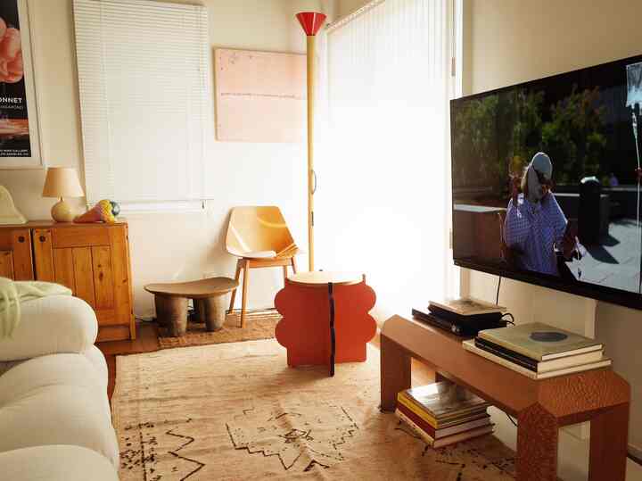 Muak dengan Diriku Sendiri (film)
Satirenya efektif dan lucu.
Ada banyak kursi klasik yang dipajang, dan gaya busana serta skema warna interiornya memanjakan mata.

#Film #ヴィンテージ #ミッドセンチュリー #ミッドセンチュリーモダン #ポストモダン #テレビ棚