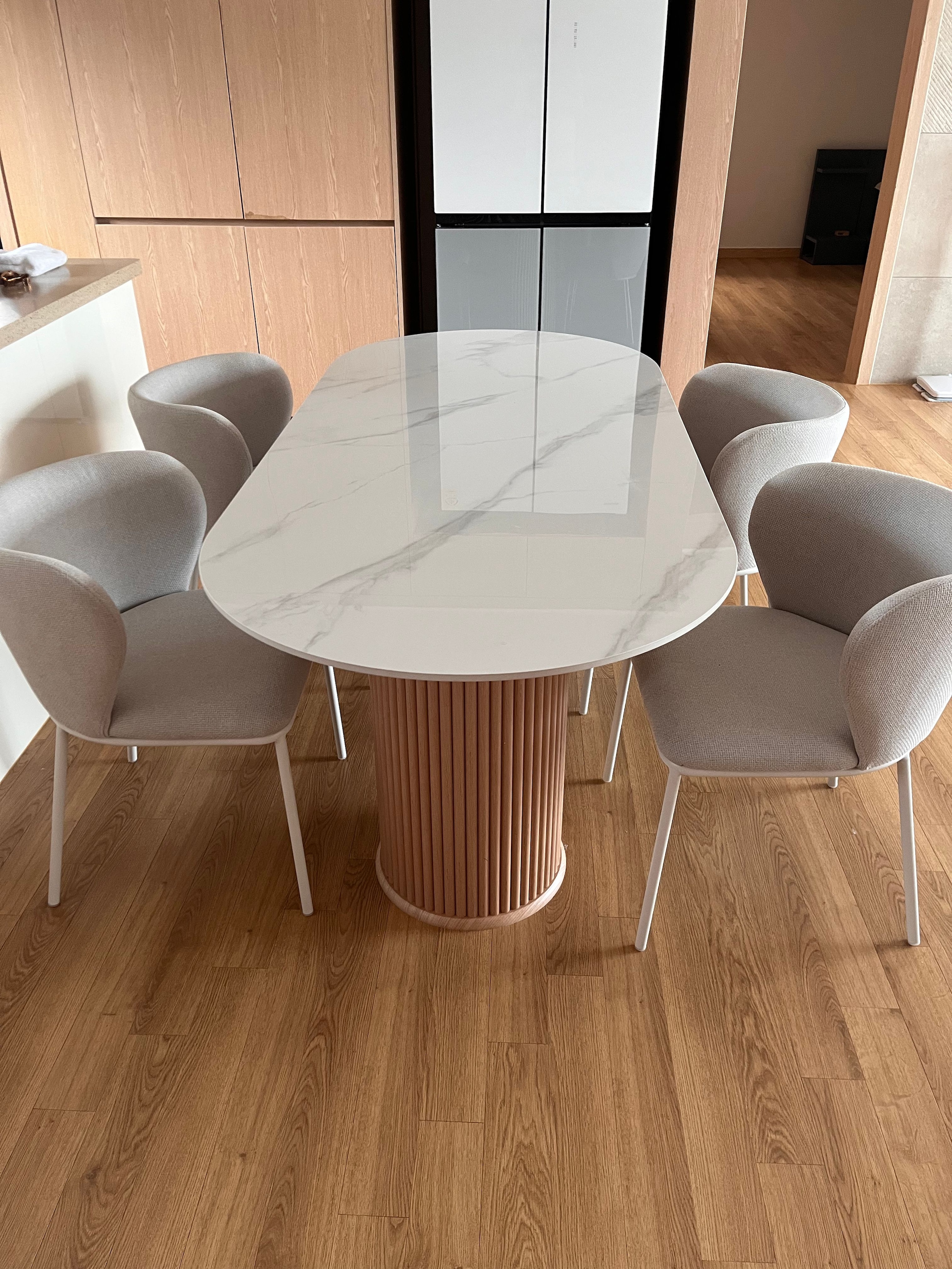 Oval Ceramic Dining Table with Fluted Legs user photo