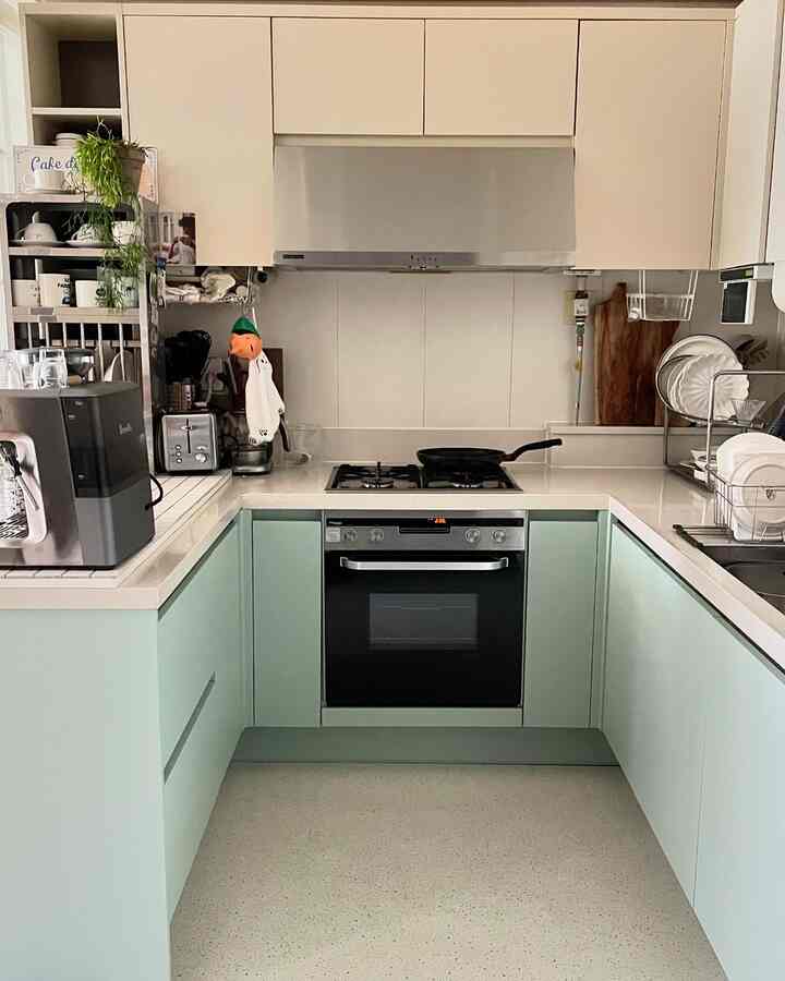 #셀프인테리어

入居時に元気感だったベランダシャーシとドア、シンク台下部長を 
自分でシート紙に変えてくれます。
明るい家になりました。🩵🥰


✔️シンク台下部長ㅡパリジアングリーン
✔️ドア、サッシㅡホワイト

織り目立たない原木シャーシシート紙作業完了しました。
満足度10000％です。
入居時にリモデリングせずに入ったのは本当に後悔
生きながら直すのは簡単ではありません。 😭

シート紙の作業のヒントをお知らせ

💡モップ受け、シャーシするときは大サイズシート紙❌
 10、20cmなどカットして出るものを購入⭕️

💡シート紙バーを折る部分はドライヤーを使って熱を加えると
貼りやすく、時間が経っても起きません。

💡開始前  #인테리어필름  #homedecor #selfinterior  #셀프시공 #모던인테리어  #홈데코 #씽크대리폼 #씽크대인테리어 