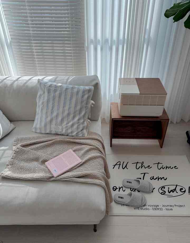 ＃今日の私たちの家＃コンスープ記録＃午後の日差し
確かに太陽が長くなりました！ 

退勤して家に来ても害があるので家が明るい感じだから
なぜこんなに幸せなのか🤍
冬と同じ時間なのに何か夕方時間が長くなった感じです。

今日は早く退勤して日差しを浴びて読書をしました。
最近乾燥して肌もキラキラして、 
木の風邪が鼻を閉じているので、加湿器の横にあります。
加湿器なしでダメです 🥲 もう健康チェルギル年齢… 。


明日金曜日に3.1節まで3日連休じゃないですか 😍🥰
楽しく一日もっと出勤してみましょう！ 


＃ワーキングマム日常＃会社員＃加湿器おすすめ＃自然気化式加湿器
＃加湿器＃リビングルームインテリア＃リビングルーム＃リビングルーム＃リビングラグ 
＃リビングソファ＃ソファおすすめ＃エッサ＃エサソファ＃リビングスタイル 
＃リビングカーテン＃リビングブラインド＃カーテンブラインド＃ブラインドカーテン＃ブラインドインテリア 

